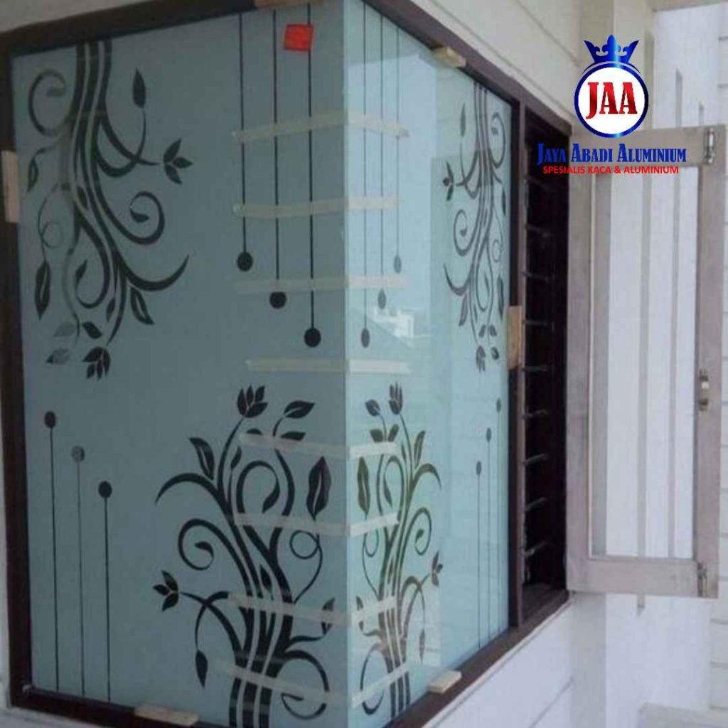Desain Kaca Jendela Motif Bunga untuk Rumah Minimalis