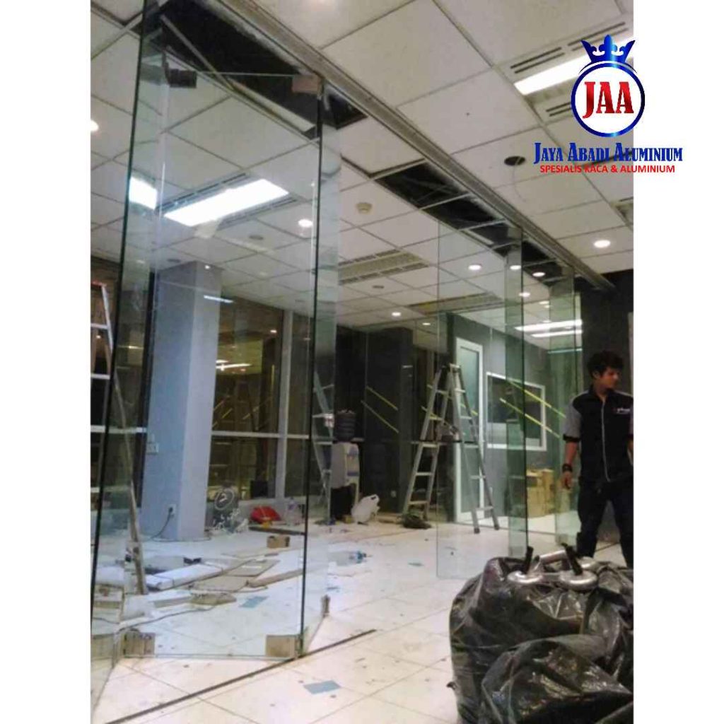 Spesialis Pintu Lipat Kaca Tempered untuk Area Komersial