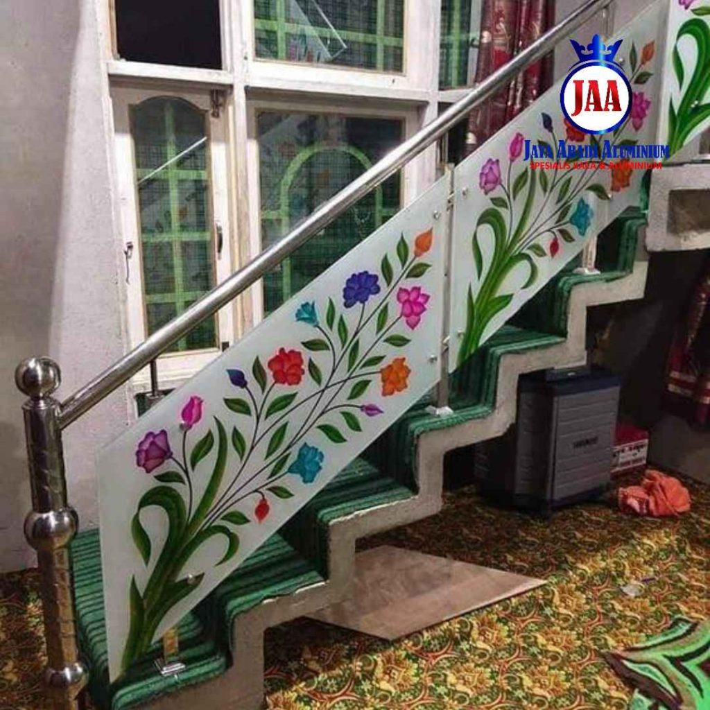Desain Kaca Jendela Motif Bunga untuk Rumah Minimalis