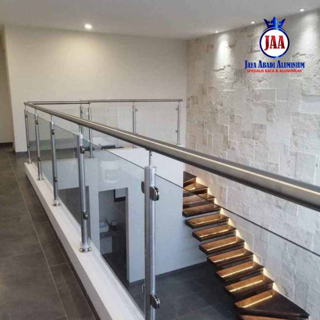 Desain Railing Tangga Stainless Steel Kombinasi Kaca Minimalis 