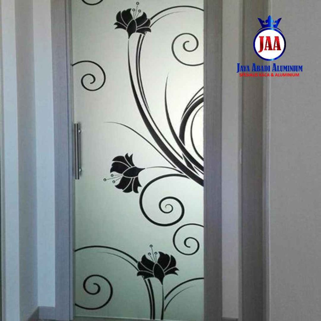 Desain Kaca Jendela Motif Bunga untuk Rumah Minimalis