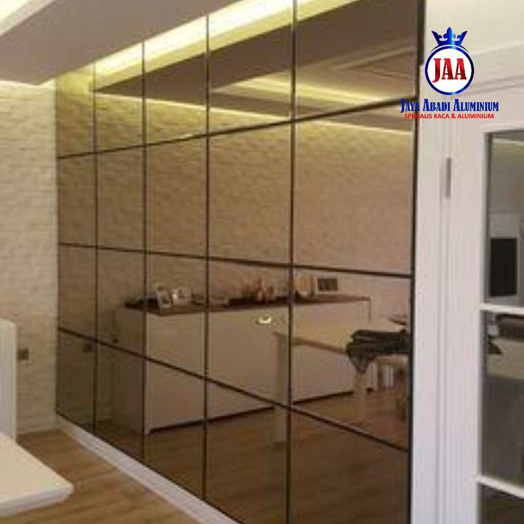 Model Kaca Dinding Minimalis untuk Ruang Tamu Kecil