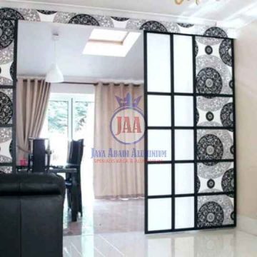 Sekat ruang tamu dari kaca